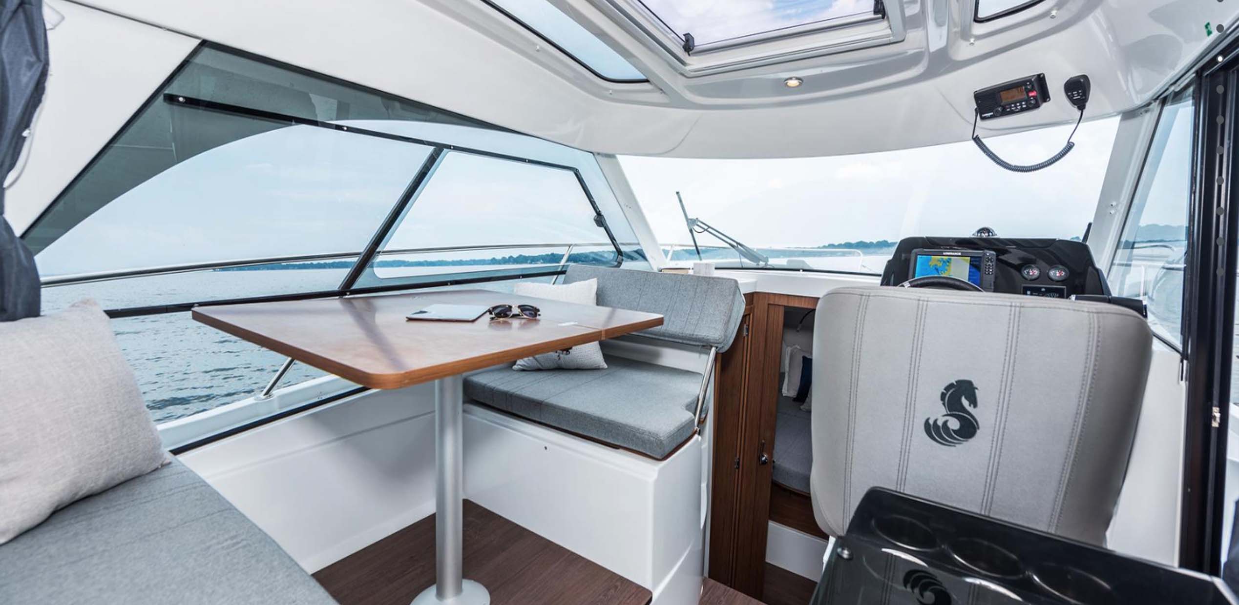 Beneteau Antares Slider 8